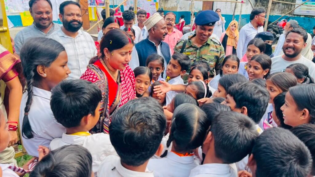 जामाडोबा में बच्चों ने रंगों से दिखाई विकसित भारत की तस्वीर, रागिनी सिंह ने प्रतिभाओं को किया सम्मानित