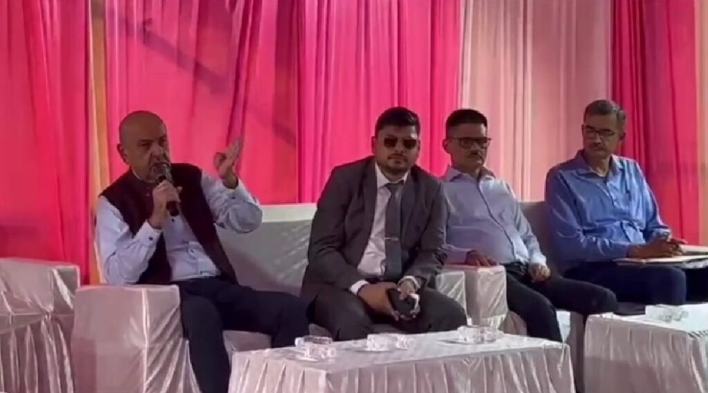 झरिया मास्टर प्लान की जमीनी हकीकत देखने पहुंचे तरुण कपूर, विस्थापितों से किया सीधा संवाद