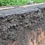 बाराबनी में तेज बारिश का कहर, भानुरा-भासकाचुड़ी सड़क का 90 फीट हिस्सा धंसा, आवाजाही ठप