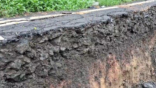 बाराबनी में तेज बारिश का कहर, भानुरा-भासकाचुड़ी सड़क का 90 फीट हिस्सा धंसा, आवाजाही ठप