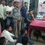 दो टोटो चालकों की पिटाई का आरोप, सांकतोरिया पुलिस चौकी में धरने पर बैठे लोग