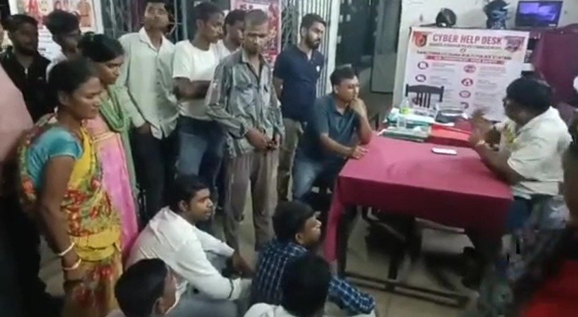 दो टोटो चालकों की पिटाई का आरोप, सांकतोरिया पुलिस चौकी में धरने पर बैठे लोग