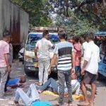 धनबाद थाना के सामने सड़क पर लेट गए ऑटो-टोटो चालक, ट्रैफिक पुलिस पर लगाए गंभीर आरोप