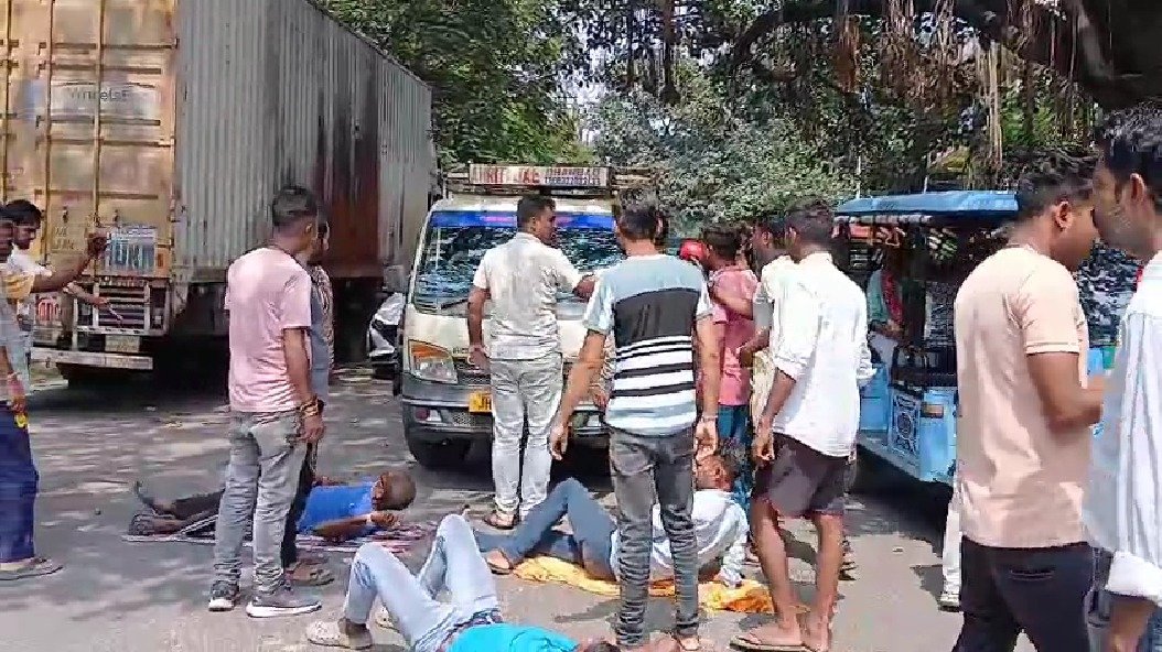 धनबाद थाना के सामने सड़क पर लेट गए ऑटो-टोटो चालक, ट्रैफिक पुलिस पर लगाए गंभीर आरोप