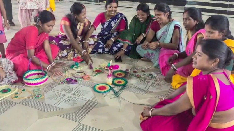 पिंड्राजोरा में महिलाओं ने सीखा सिक्की आर्ट, रोजगार और आत्मनिर्भरता की नई राह