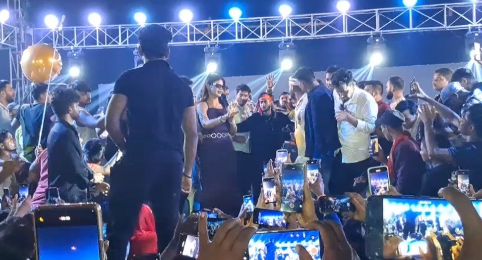 आर्यन केल्विन को देखने उमड़ा जनसैलाब, टूटे बैरिकेड; गोल्फ ग्राउंड में मची अफरातफरी