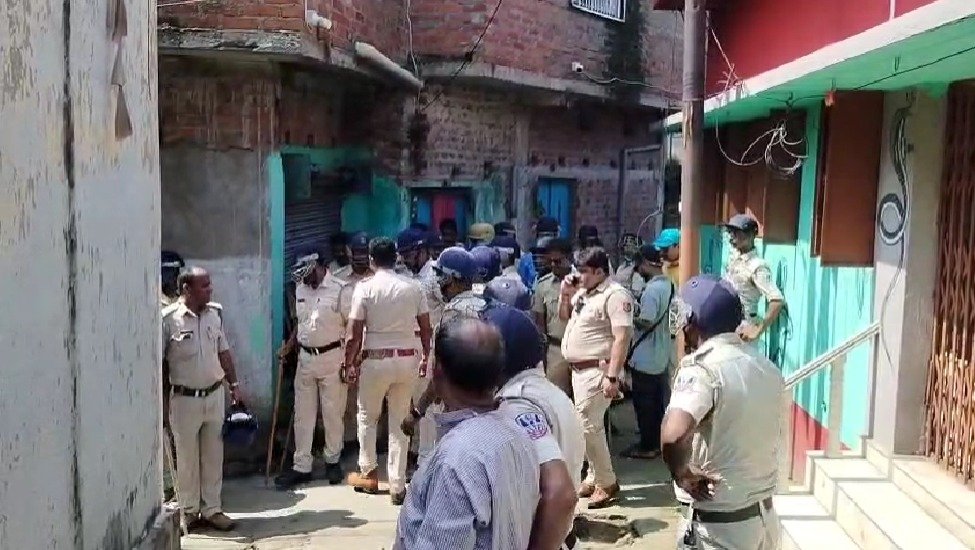 कुल्टी में साइबर ठगों के अड्डे पर पुलिस का धावा, नियामतपुर में सुबह से बड़ी छापेमारी, कई हिरासत में; मोबाइल-ATM कार्ड बरामद
