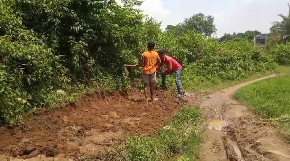 आजादी के 77 साल बाद भी सड़क नहीं, बड़ा जमुआ के तूरी टोला के ग्रामीण पहुंचे डीसी कार्यालय