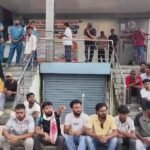 धनबाद में 11 हजार वोल्ट करंट की चपेट में आया मिस्त्री, इलाज के लिए मुआवजे की मांग