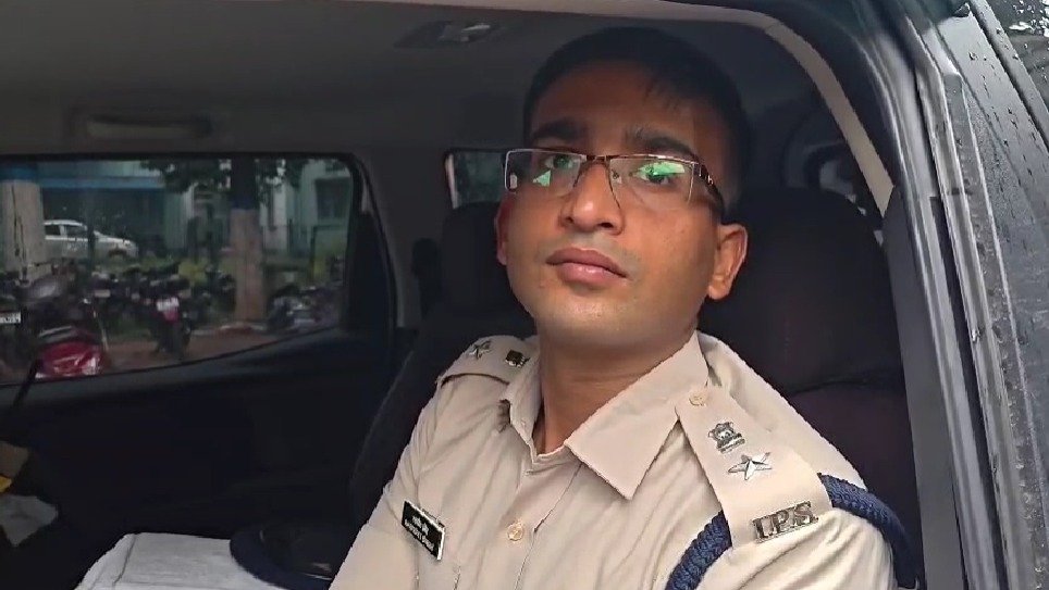 दुर्गापुर में अमरावती भाम्बे कॉलोनी में छापेमारी से हड़कंप, दस्तावेज और इलेक्ट्रॉनिक सामान जब्त, 7 लोगों पर शिकंजा