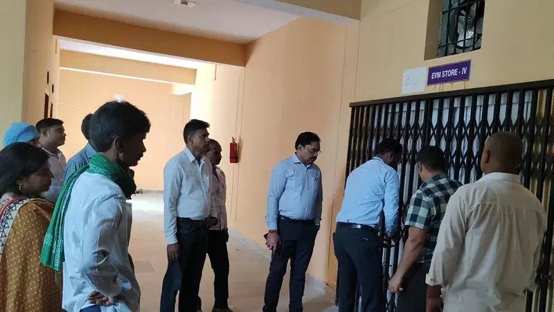Gumla News: DC ने EVM-VVPAT वेयरहाउस का किया निरीक्षण, CCTV और सुरक्षा व्यवस्था की जांच