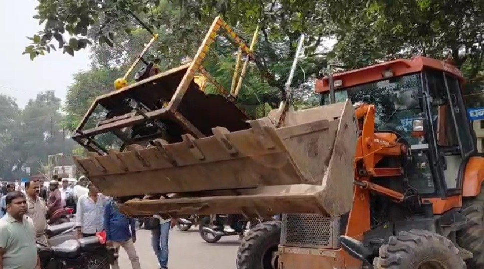 रणधीर वर्मा चौक से DRM चौक तक अतिक्रमण पर एक्शन, बुलडोजर लेकर पहुंची निगम की टीम
