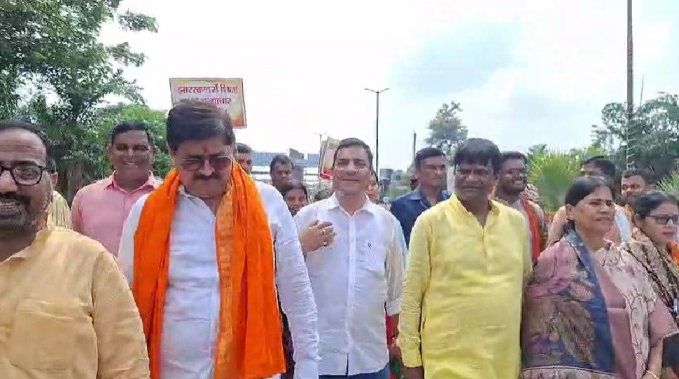 JPSC-CGL धांधली के खिलाफ धनबाद में भाजपा का प्रदर्शन, हेमंत सोरेन सरकार पर बरसे नेता
