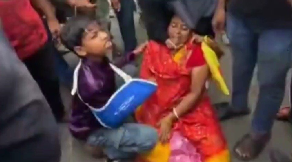 बैंक मोड़ में ट्रैफिक जवान पर महिला को धक्का देने का आरोप, सड़क पर गिरकर हुई घायल
