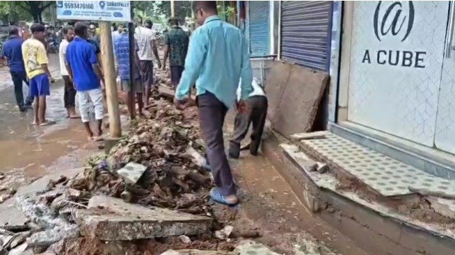 दुर्गापुर के अड़ा मोड़ पर जलजमाव से परेशानी, ड्रेन सफाई में उतरे विधायक