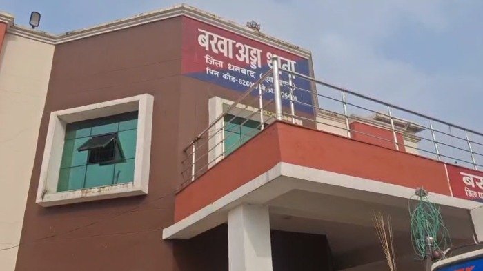 धनबाद में नकली विदेशी शराब फैक्टरी पर छापेमारी, भारी मात्रा में सामान जब्त