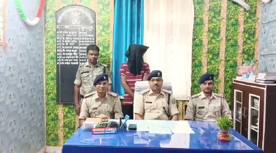 धनसार पुलिस ने युवती को निजी फोटो-वीडियो वायरल करने की धमकी देने वाले आरोपी को मोतिहारी से पकड़ा