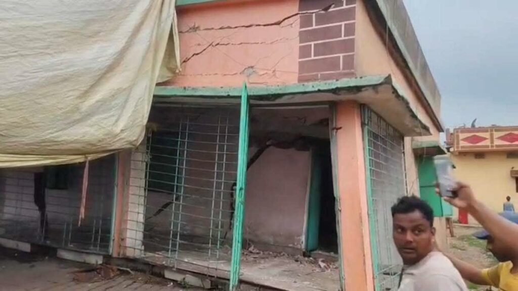 धनबाद के छाताबाद में तेज धमाके के साथ धंसी जमीन, कई घरों में आई दरारें