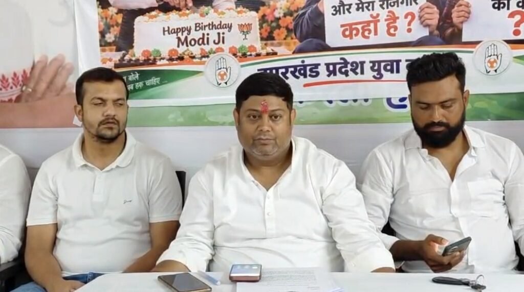 ‘मेरी डिग्री का क्या?’ PM मोदी के जन्मदिन पर धनबाद में युवा कांग्रेस ने शुरू किया रोजगार आंदोलन