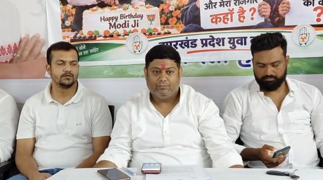 ‘मेरी डिग्री का क्या?’ PM मोदी के जन्मदिन पर धनबाद में युवा कांग्रेस ने शुरू किया रोजगार आंदोलन