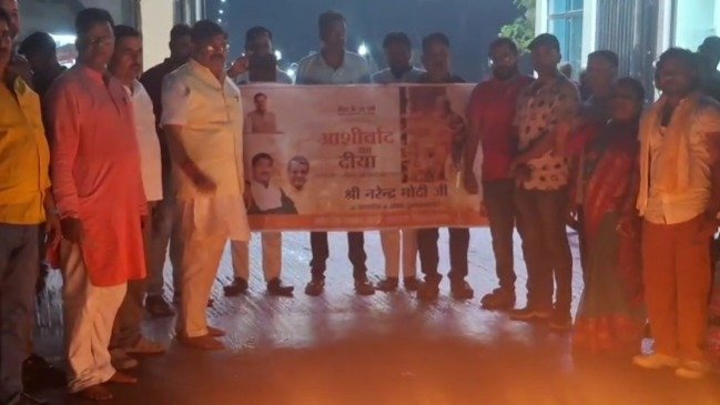 पीएम मोदी के जन्मदिन पर धनबाद में ‘आशीर्वाद का दीया’, राज सिन्हा ने लोगों के साथ जलाए दीप