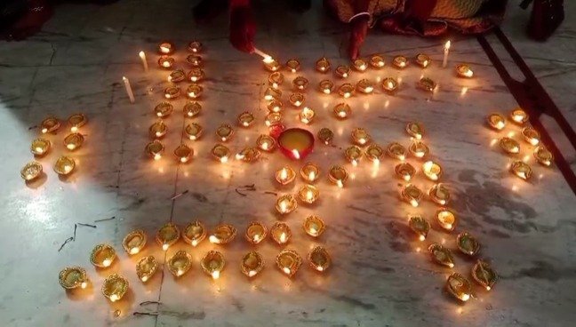 चिरकुंडा में ‘आशीर्वाद के दीये’ से मनाया गया PM मोदी का जन्मदिन, सैकड़ों दीपों से रोशन हुआ राम भरोसा धाम
