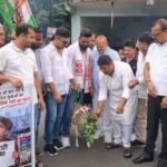 धनबाद में युवा कांग्रेस का अनोखा प्रदर्शन, बकरी चराकर और पकौड़े तलकर उठाया बेरोजगारी का मुद्दा