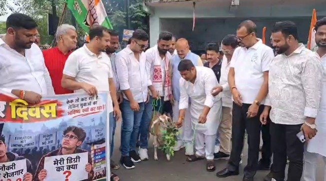 धनबाद में युवा कांग्रेस का अनोखा प्रदर्शन, बकरी चराकर और पकौड़े तलकर उठाया बेरोजगारी का मुद्दा