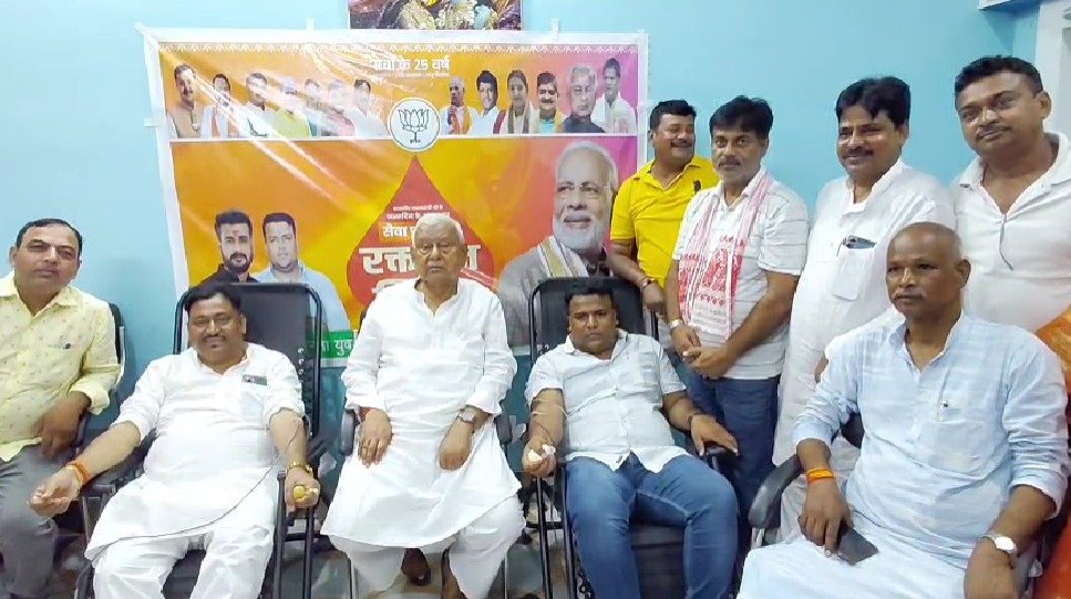 जेपी हॉस्पिटल में BJYM का रक्तदान शिविर, पीएन सिंह समेत नेताओं ने की युवाओं की सराहना