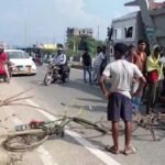मारपीट के विरोध में धनबाद के मेमको मोड़ पर ग्रामीणों ने किया सड़क जाम