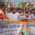 पाकुड़ में कांग्रेस का हल्ला बोल, ज्ञानेश कुमार के इस्तीफे की मांग; मोदी-शाह का पुतला फूंका