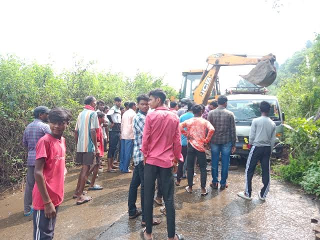 चुटूपालू घाटी में भीषण सड़क हादसा, कंटेनर ने कार को कुचला; महिला की मौत, 5 घायल