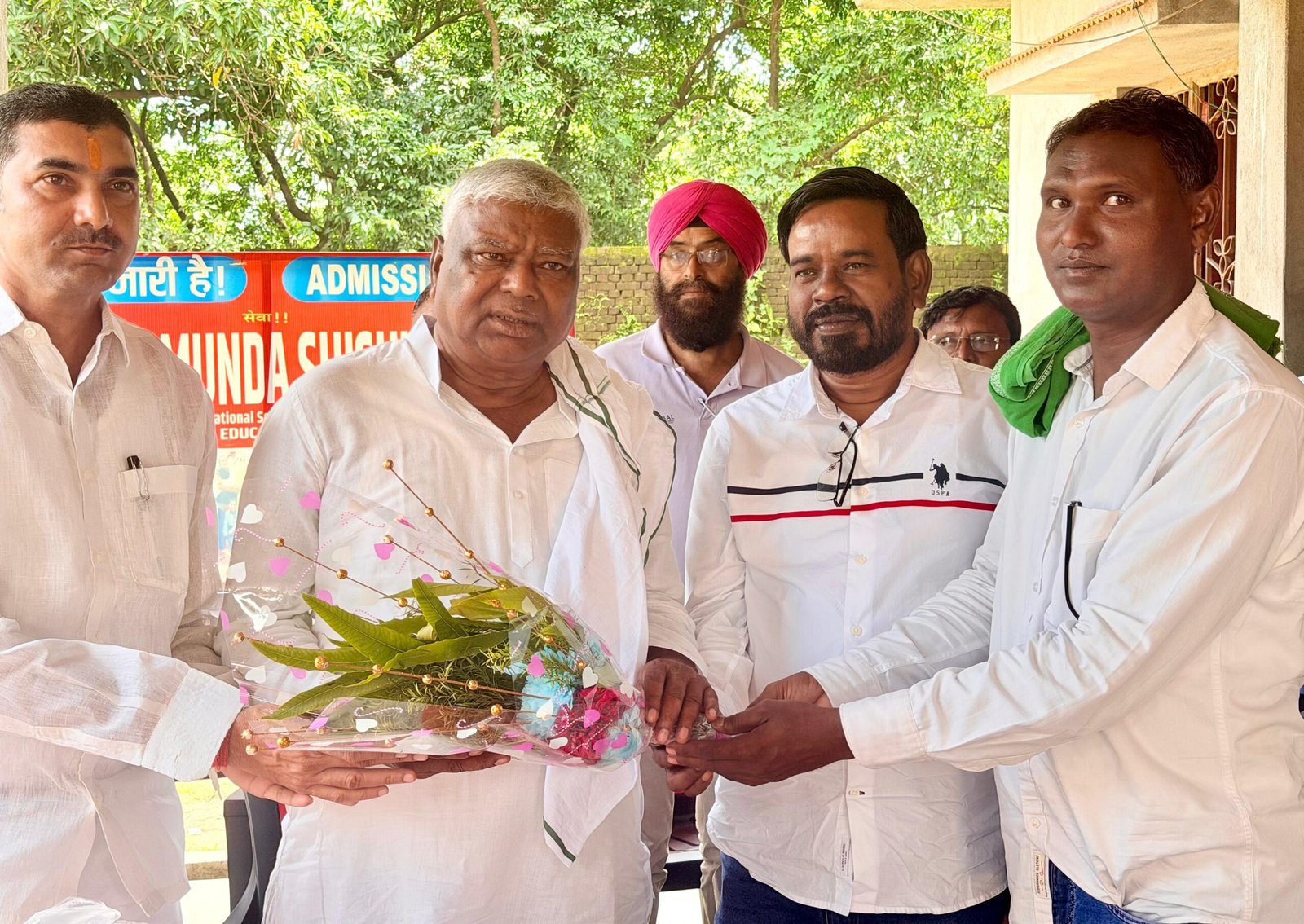 राजगंज के बिरसा मुंडा निकेतन स्कूल में ट्राई साइकिल वितरण, विधायक मथुरा महतो और चंद्रदेव महतो हुए शामिल