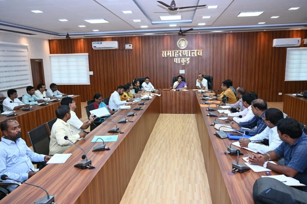 पाकुड़ में स्कूलों की शत-प्रतिशत उपस्थिति पर जोर, बच्चों के लिए लगेंगे स्वास्थ्य जांच शिविर