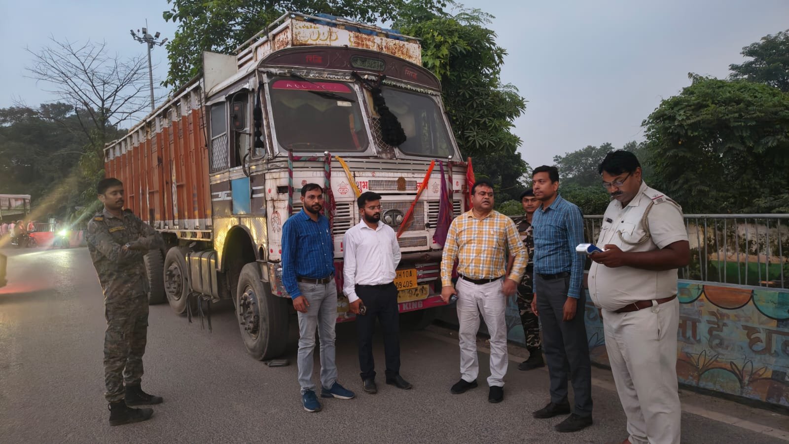 धनबाद में सड़क किनारे खड़े 70 वाहनों पर कार्रवाई, करीब 7 लाख रुपये का चालान