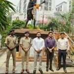 गांधी जयंती पर धनबाद में अधिकारियों ने चलाया चरखा, डीडीसी सन्नी राज ने बापू के आदर्शों को किया याद