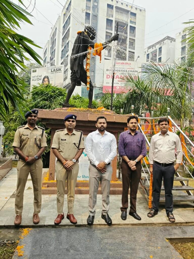 गांधी जयंती पर धनबाद में अधिकारियों ने चलाया चरखा, डीडीसी सन्नी राज ने बापू के आदर्शों को किया याद