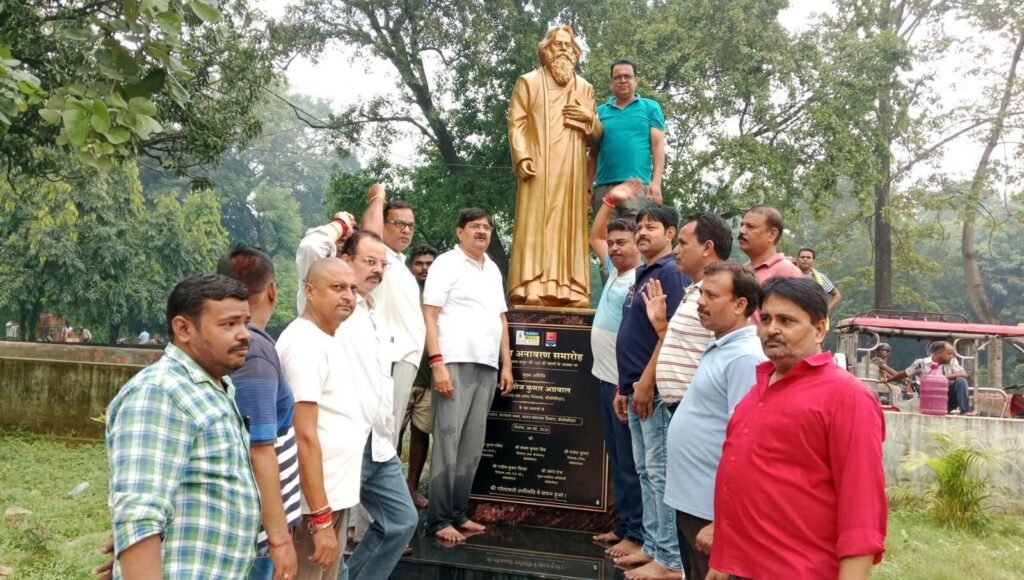 गांधी जयंती पर धनबाद में राज सिन्हा का स्वच्छता अभियान, महापुरुषों की प्रतिमाओं की सफाई कर किया माल्यार्पण