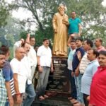 गांधी जयंती पर धनबाद में राज सिन्हा का स्वच्छता अभियान, महापुरुषों की प्रतिमाओं की सफाई कर किया माल्यार्पण