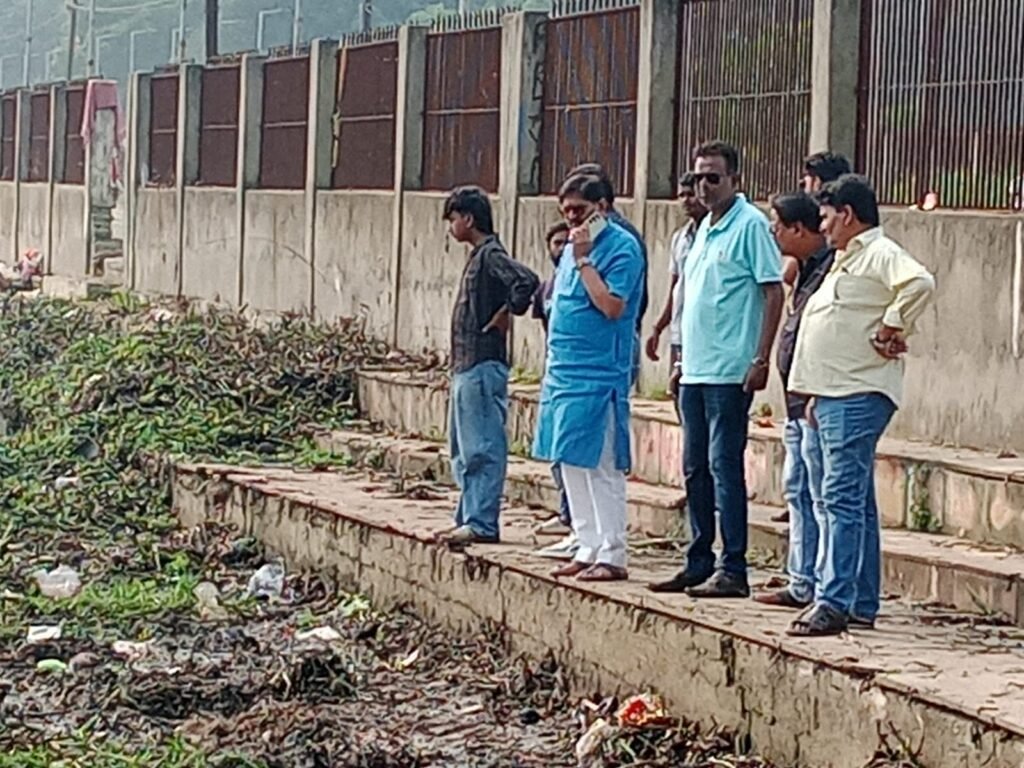 पम्पू तालाब की सफाई में तेजी लाने के निर्देश, राज सिन्हा ने नगर आयुक्त से की बात