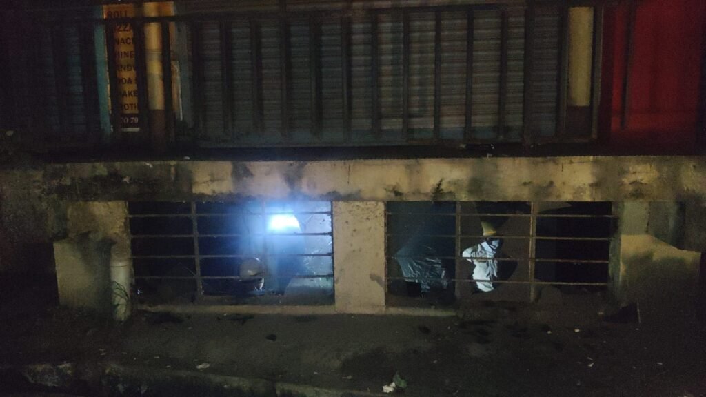 नियामतपुर में बहुमंजिला इमारत की पार्किंग में भीषण आग, पुलिस की तत्परता से बची कई जानें