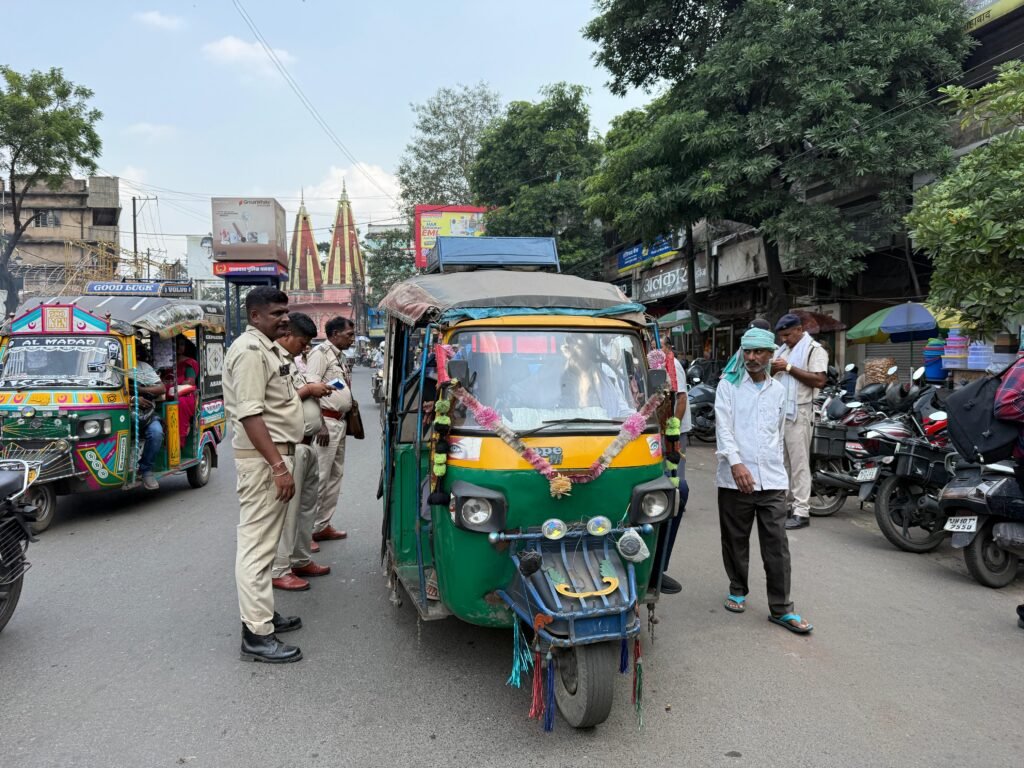 Dhanbad Traffic Police: लापरवाह वाहन चालकों पर बड़ी कार्रवाई, 30 वाहन जब्त; ₹5 लाख का चालान