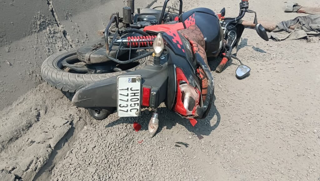 Chandil Road Accident: गम्हरिया से कॉलेज जा रहे छात्रों की बाइक ट्रेलर से टकराई, एक की मौत