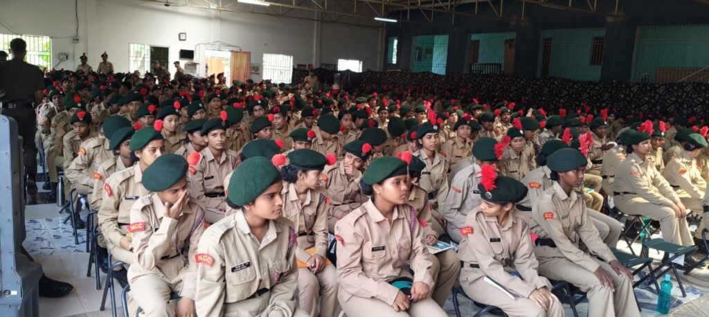 Dhanbad Traffic Awareness: 800 कैडेट्स ने ली शपथ, मोबाइल से ड्राइविंग और रॉन्ग साइड पर चेतावनी