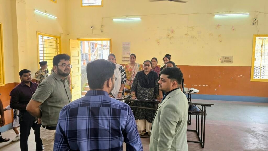 Dhanbad Voter List Revision: खालसा स्कूल के मतदान केंद्रों पर पहुंचे DC, BLO को सख्त निर्देश