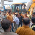 Govindpur Encroachment Drive: NHAI की जमीन से अतिक्रमण हटाने का अभियान तेज, GT Road पर टूटीं सीढ़ियां-छज्जे