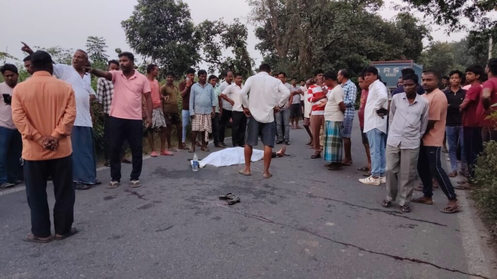 Dhanbad News: बलियापुर में हाईवा ने बाइक को मारी टक्कर, दो की मौत के बाद सड़क जाम