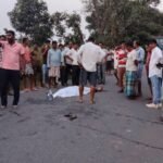 Dhanbad News: बलियापुर में हाईवा ने बाइक को मारी टक्कर, दो की मौत के बाद सड़क जाम