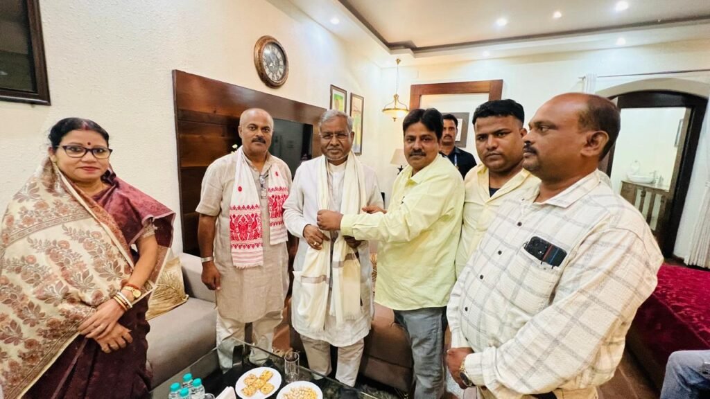 बाबूलाल मरांडी के धनबाद आगमन पर जुटे भाजपा नेता, रुपेश सिन्हा और मानस प्रसून ने किया सम्मानित