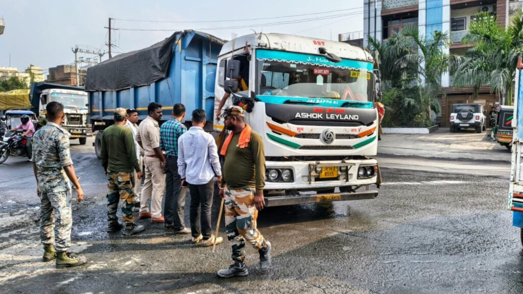 धनबाद में यातायात नियमों पर सख्ती, 35 वाहनों पर 13.70 लाख का जुर्माना